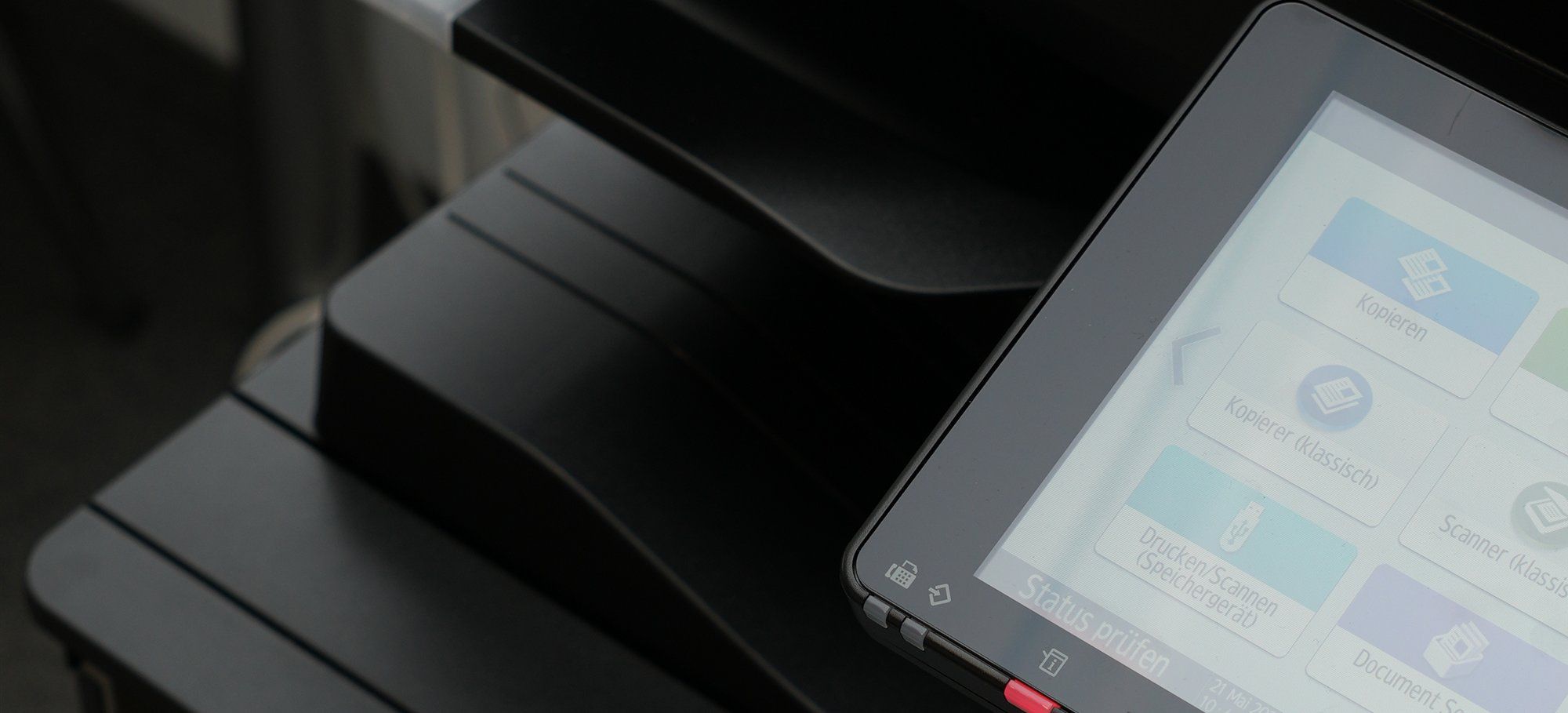 Touch-Bedienfeld eines Kopierers mit Kacheln für Kopieren, Scanner und Document Server