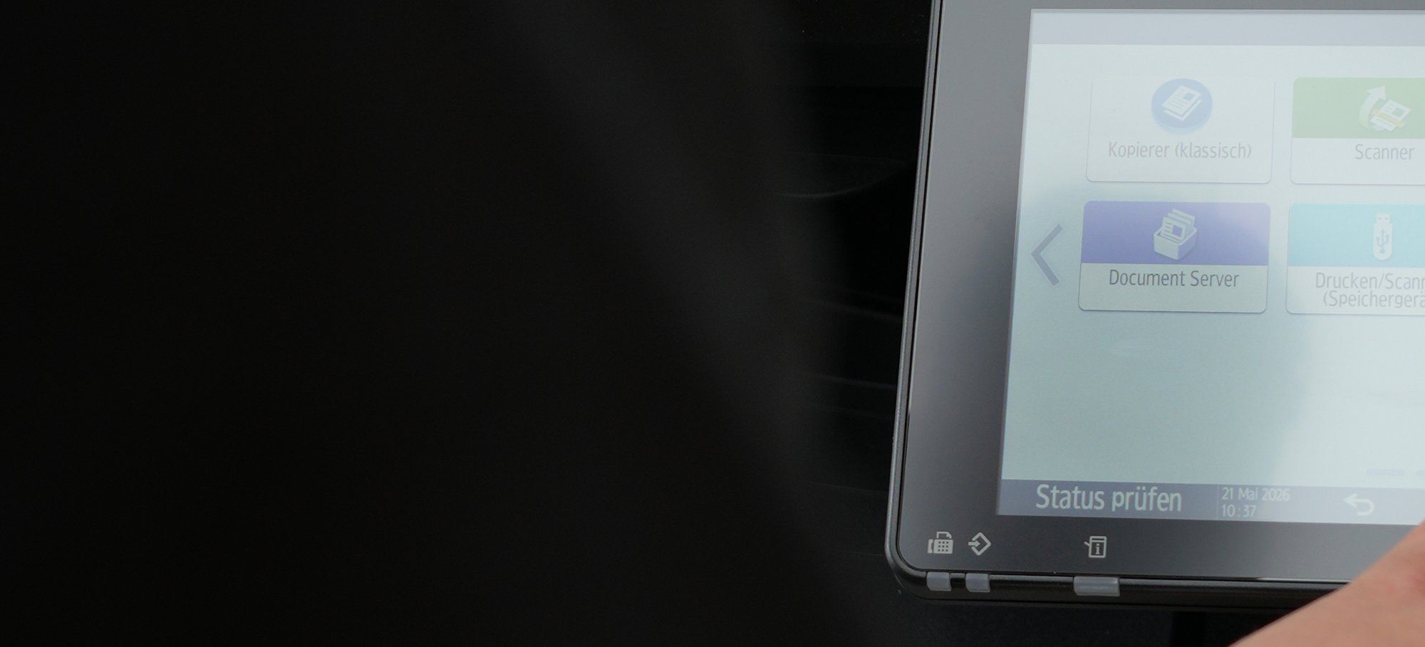 Touch-Bedienfeld eines Multifunktionsgeräts mit Kacheln für Kopierer, Scanner, Document Server und Drucken
