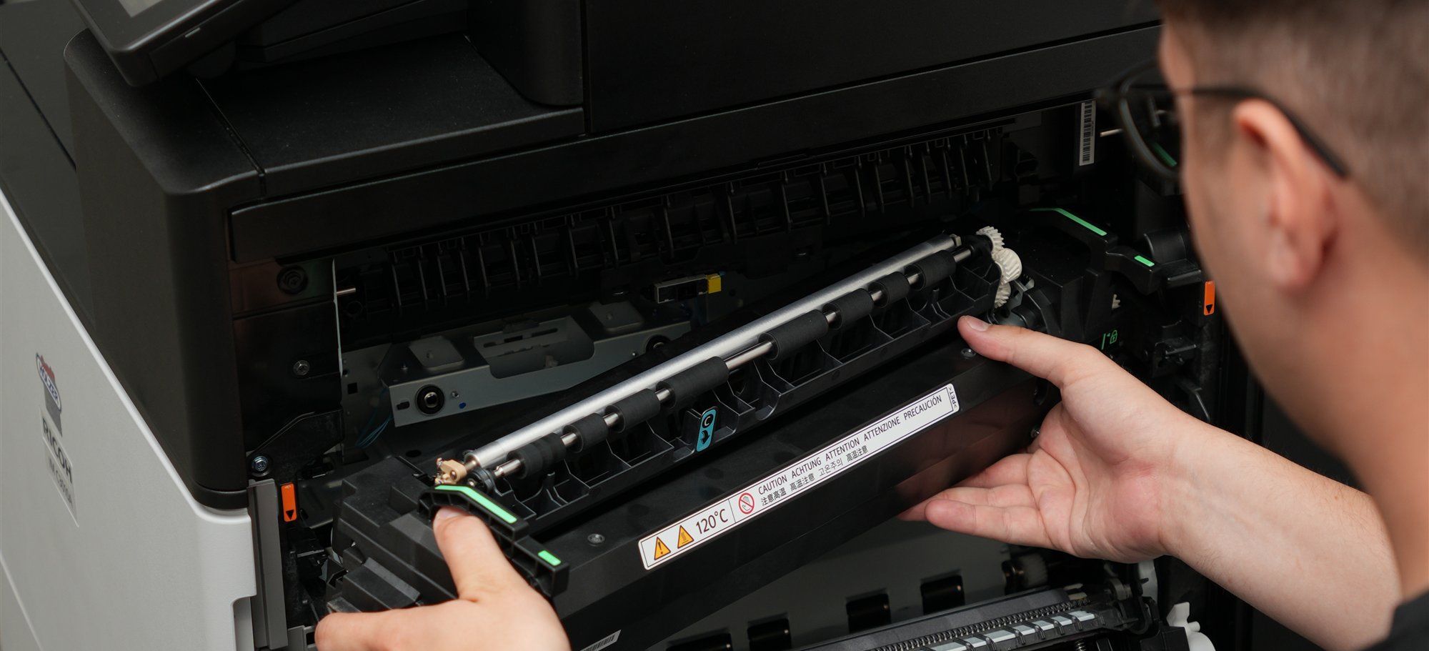 Holzer-Techniker tauscht die Fixiereinheit eines Ricoh-Multifunktionsgeräts