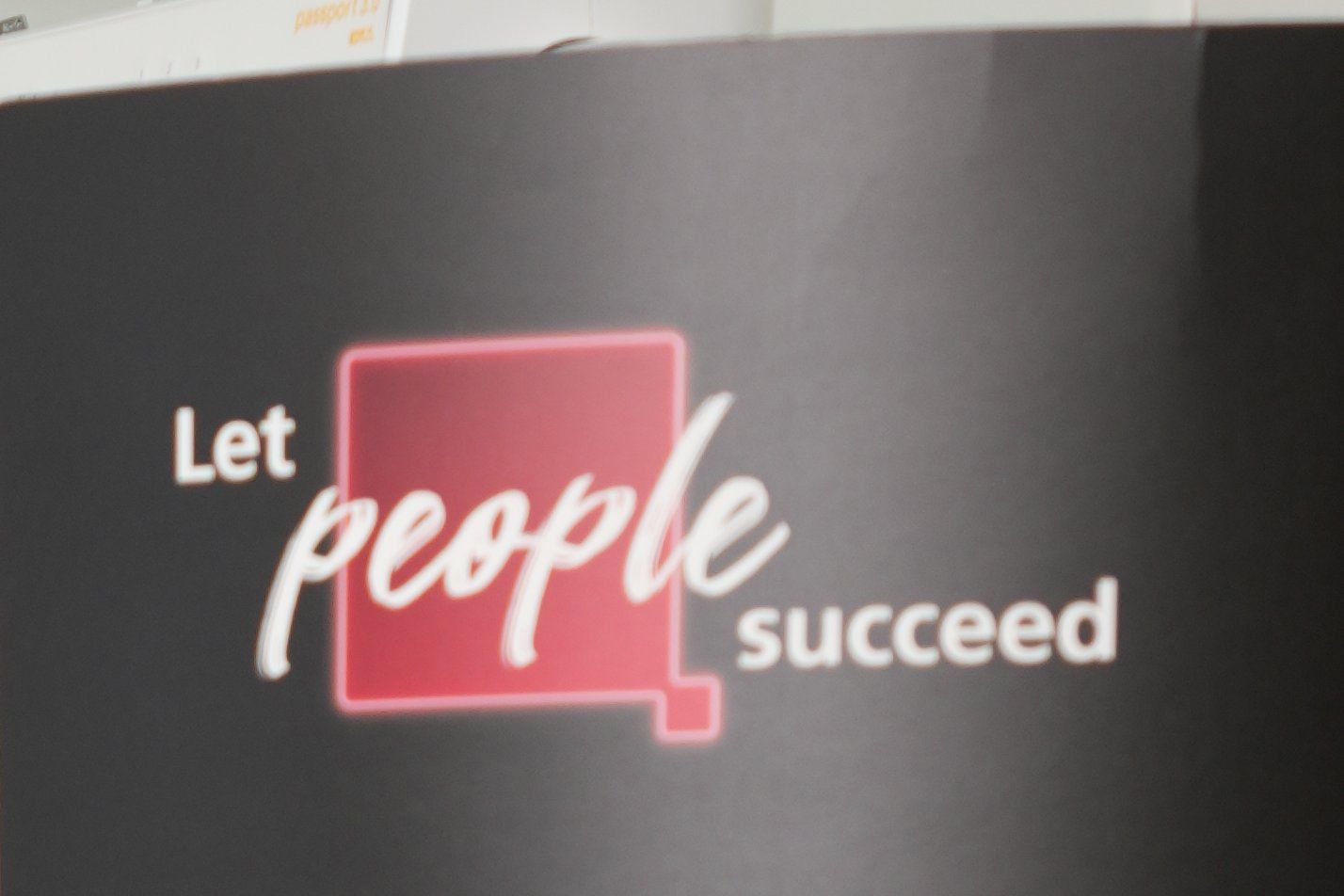 Ricoh-Banner mit dem Leitspruch „Let people succeed“