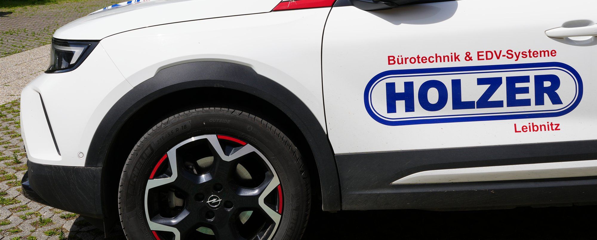 Tür eines Holzer-Firmenwagens mit Logo und der Aufschrift Bürotechnik & EDV-Systeme